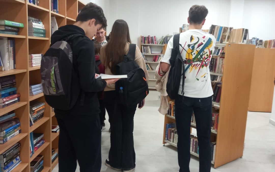 Учениците од прва година при МИГ го одржаа часот по англиски  јазик во Градска библиотека ,,Браќа Миладиновци” Скопје.